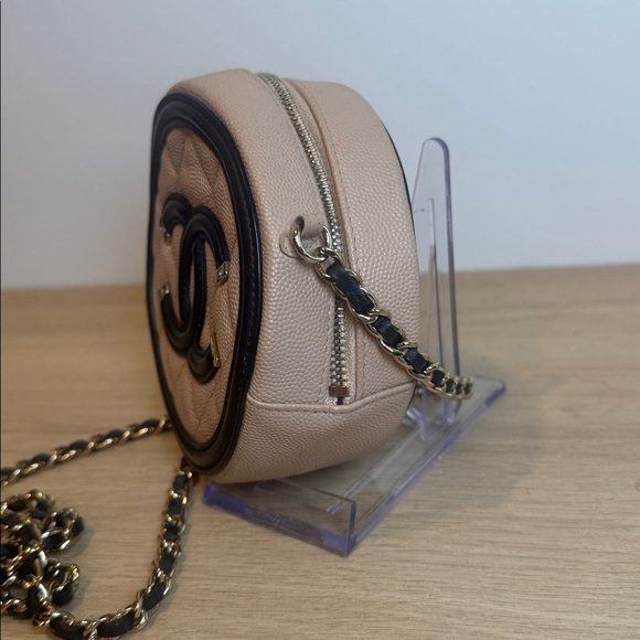 Chanel round filigree crossbody mini bag - Picture 3 of 9